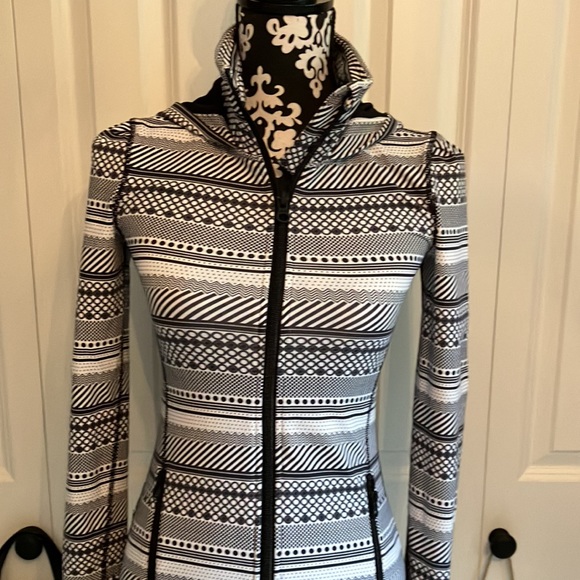 Super cute and comfy Lorna Jane hoodie with front zip and thumb holes. - Picture 7 of 15